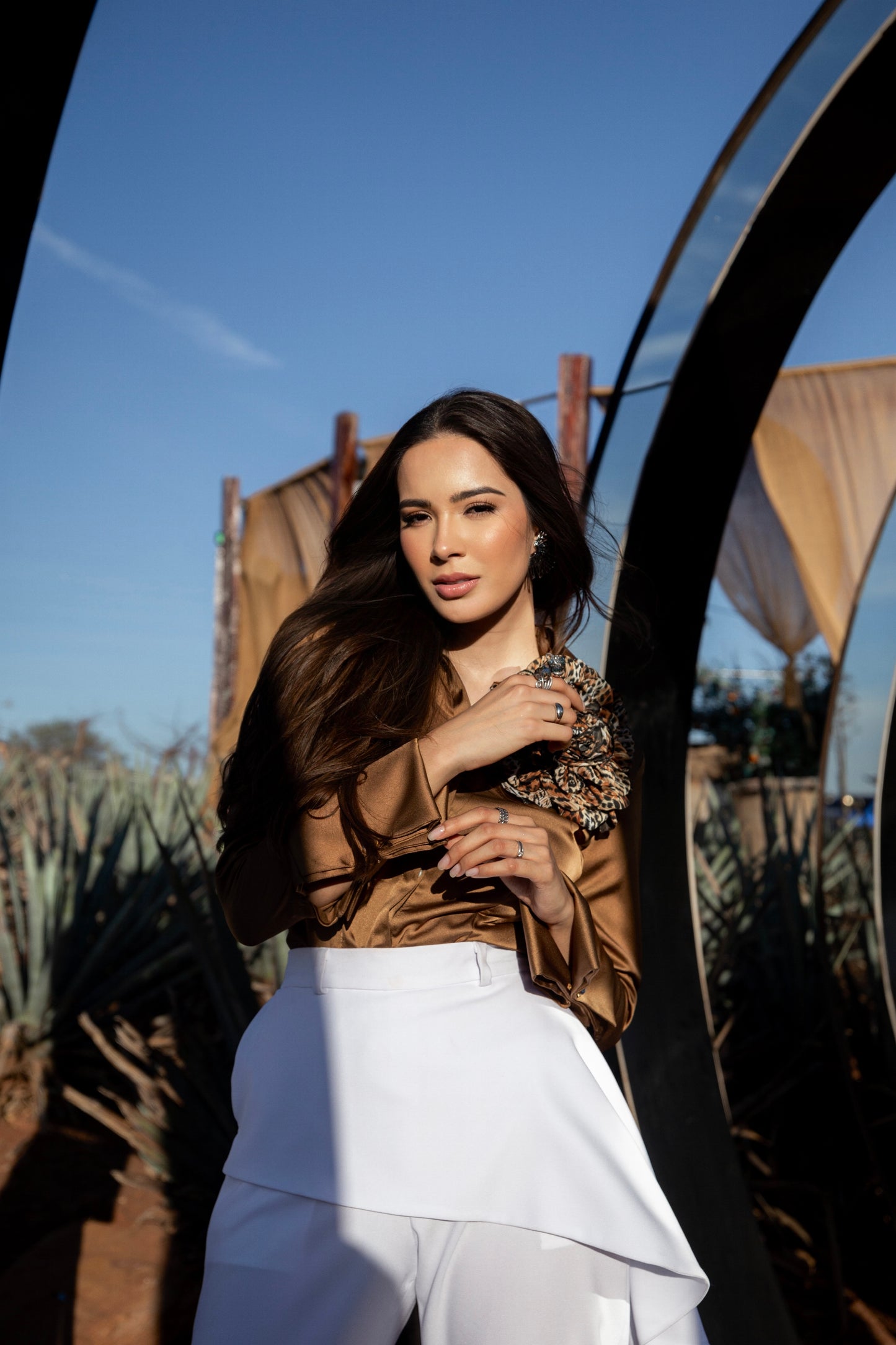 BLUSA DE CUELLO ALTO CON MANCUERNILLAS BLANCA | PRIMAVERA-VERANO | COLECCIÓN HILOS INVISIBLES by PAOLA NÁJERA