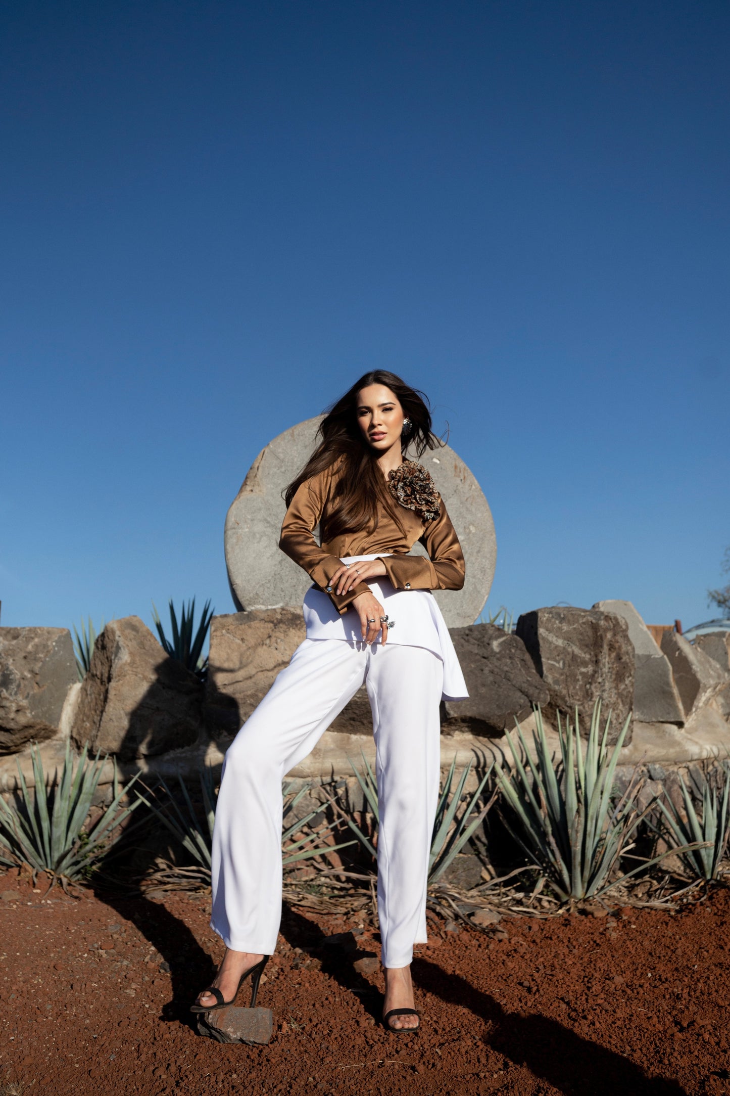 BLUSA DE CUELLO ALTO CON MANCUERNILLAS BLANCA | PRIMAVERA-VERANO | COLECCIÓN HILOS INVISIBLES by PAOLA NÁJERA